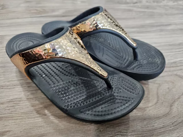 Crocs sloane hammered metallic flip top