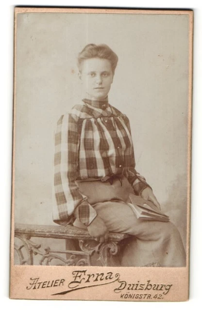 Fotografie Atelier Erna, Duisburg, Junge Frau in karierter Bluse