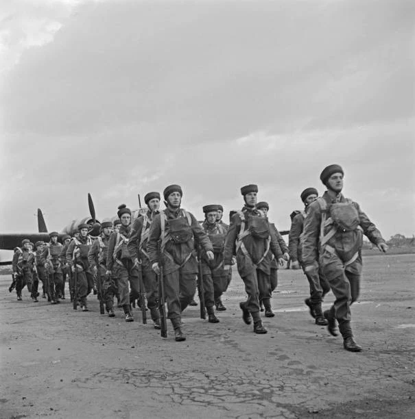 PARATROOPERS 1ST AIRBORNE Division Parachute Brigade British Ar- 1941 ...