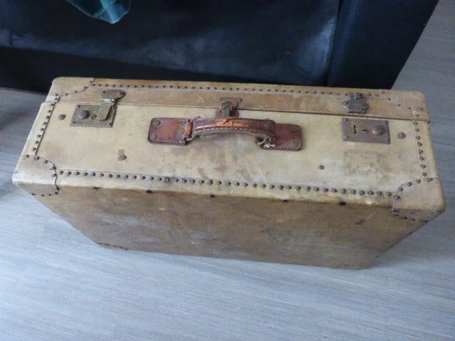 ancienne grande valise en bois recouverte de peau de porc, vintage