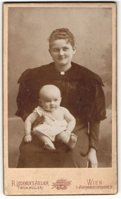 Fotografie Atelier R. Lechner, Wien, junge Frau mit ihrem Säugling auf dem Scho