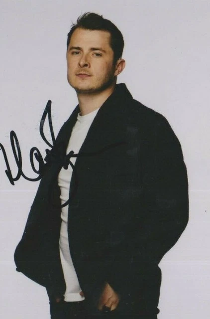 Max Bowden    **HAND SIGNED**  6x4 photo  ~  Eastenders  ~  AUTOGRAPHED