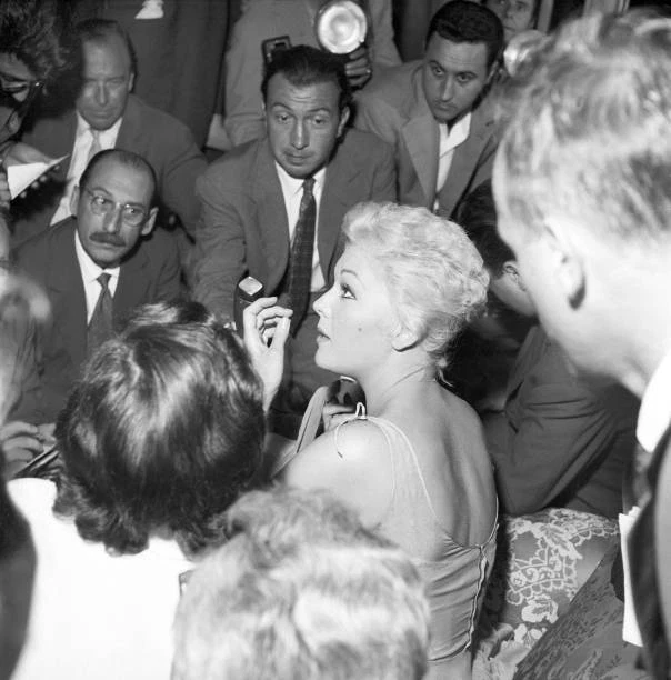 KIM NOVAK ATTENDING to a press conference Rome 1957 OLD PHOTO 2 $8.50