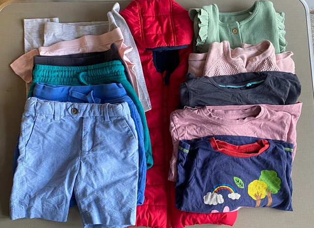Pacchetto di vestiti per ragazze età 2 o 3 anni. Collezione di 12 articoli
