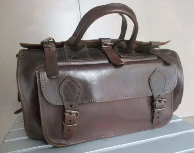 Sac de voyage vintage en cuir. Dim: 45cm x 28cm x 26cm acheté en 1978