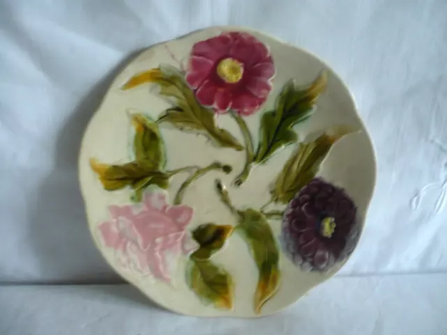 Ancienne assiette Choisy le Roi faience barbotine décor 3 fleurs feuillage 22cm 2