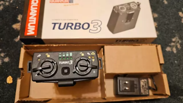 Quantum Turbo 3 battery pack, charger, box , for Qflash Canon Nikon
