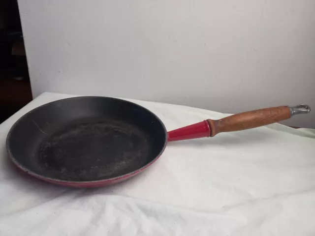 Le Creuset 23cm Cast Iron Round Red Fry Frying Pan Long Wooden Handle