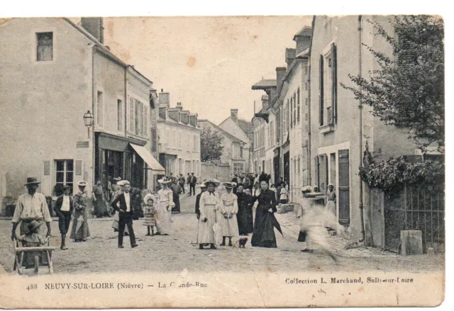 CPA de Neuvy sur Loire (58 Nièvre), La Grande Rue, animée, années 1900