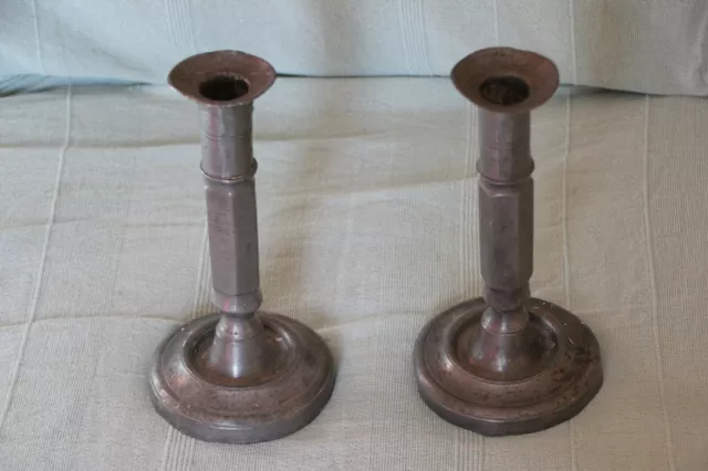 Paire de bougeoirs en étain