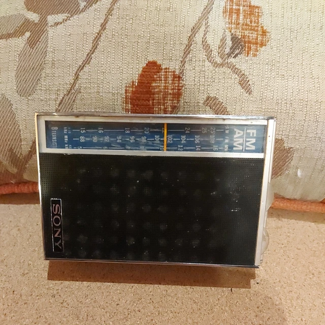 1964 muy pequeña radio portátil de Sony TFM-825DL Fotografía de stock - Alamy, r