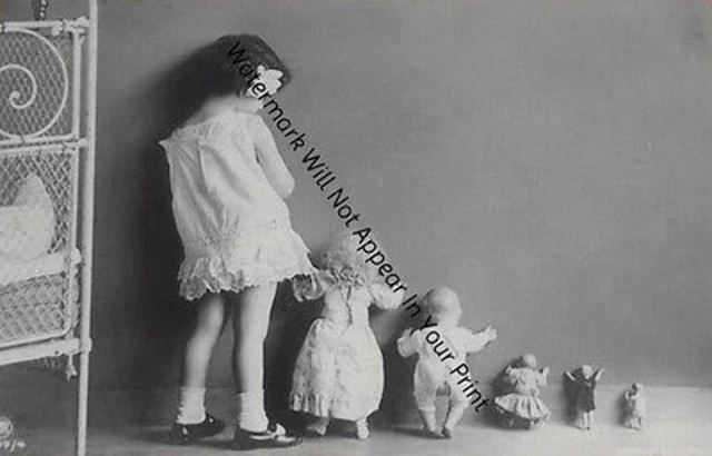 CREEPY CRAZY FREAKY ODD STRANGE SPOOKY BIZARRE Girl And Dolls WEIRD VINTAGE PIC