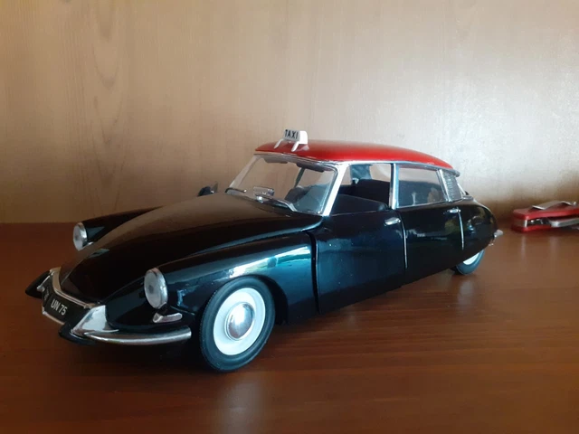 Citroen Ds 19 Taxi 1963  Au 1/18 De Solido