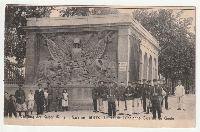 METZ - Moselle - CPA 57 - Militaire - Soldats Entrée de l'ancienne caserne Genie