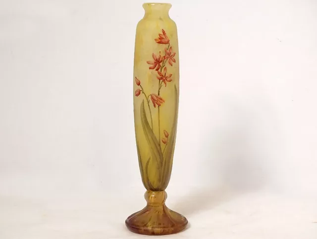 Vase piedouche pâte de verre Daum Nancy fleurs lys lis Art Nouveau XIXème
