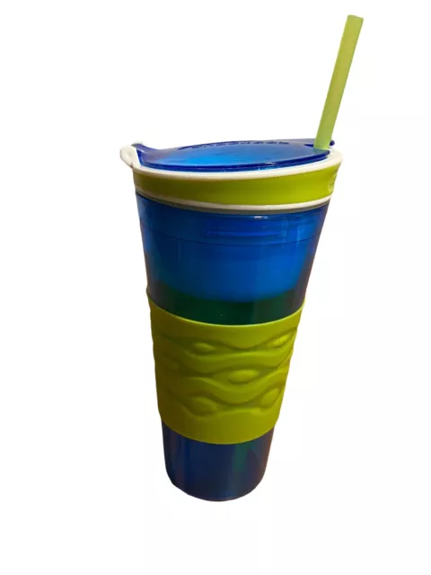 Empuñadura de mano Snackeez 2 en 1 taza azul verde paja de plástico para niños tapa de película