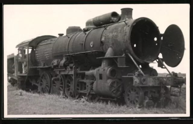 Fotografie Eisenbahn, ausrangierte Dampflok, Tender-Lokomotive verrottet in der