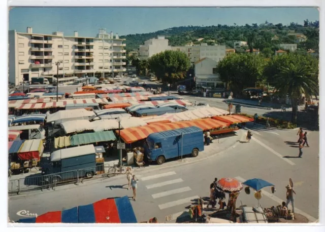 CPM SAINTE MAXIME La Place Jean Mermoz Le Marché (83)