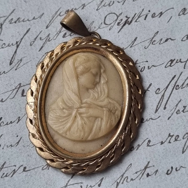 Pendentif camée vintage en filigrane d'or avec perles et profil de femme crème - France
