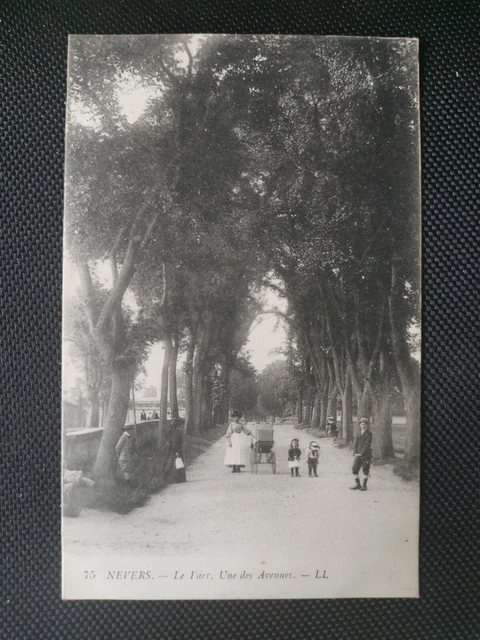CPA 58 NEVERS - Le Parc - Une des Avenues