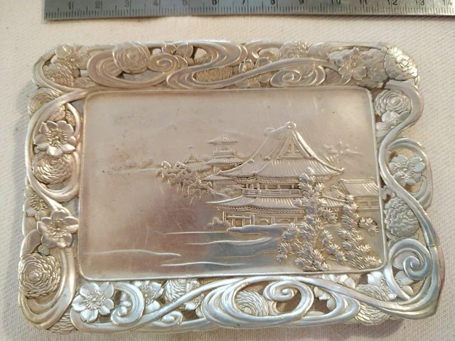 Vide poche, porte carte de visite ancien en métal motif paysage japonais 