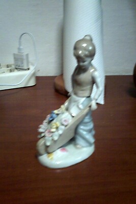 statuina   di capodimonte bimbetta con marchio dorato alla base leggi h.cm13 