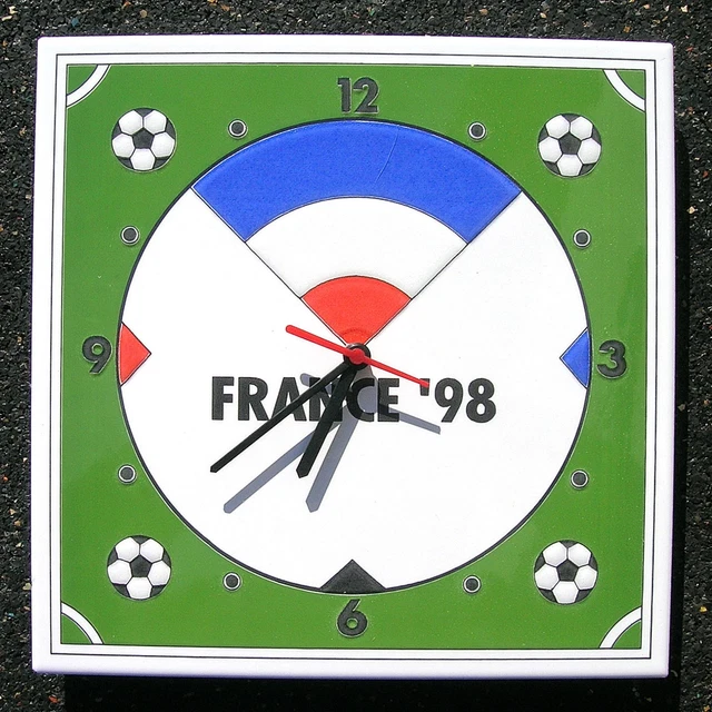 Pendule Horloge Commémorative Coupe Du Monde De Football 1998 - France - Couleur Verte - Objet Collector