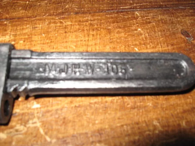 ancienne clef à molette/clef anglaise  M J H W 105 - objet de métier 2