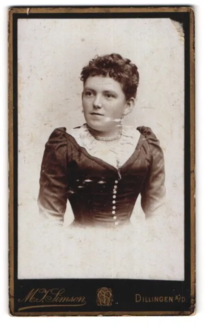 Fotografie M. J. Simson, Dillingen a /D., Junge Dame im Kleid mit Halskette