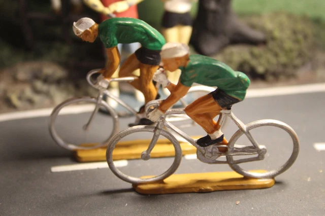 Lot 4 Figurines Coureurs Cyclistes Anciens Alu Quiralu Aludo Vers 1950