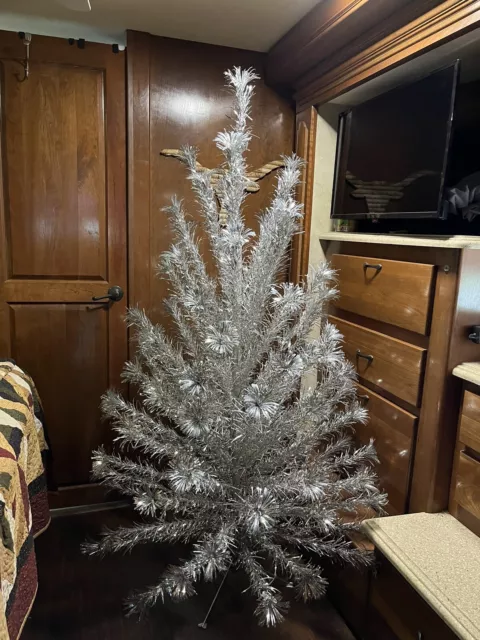 Star Band aluminum christmas tree “The sparkler Pom Pom” 6 Ft Tree