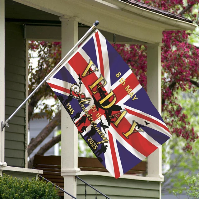 Bandiera Commemorativa 80° Anniversario VE Day – 0,9x1,5 M – Decorazione Patriottica Con Union Jack E Spitfire – Resistente Per Esterno – Celebra La Vittoria In Europa 1945-2025