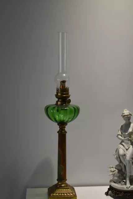 Magnifique lampe a pétrole ancienne. 74cm