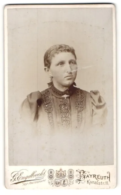 Fotografie G. Engelbrecht, Bayreuth, Portrait Frau mit zusammengebundenem Haar