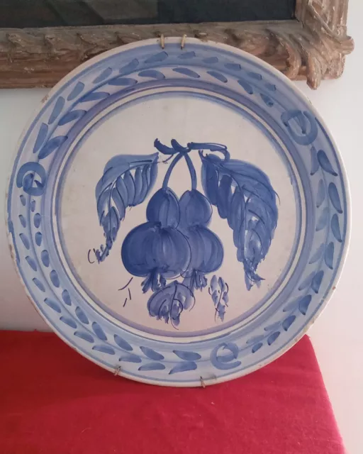 Piatto fangotto in ceramica smaltata bianca e blu con frutta