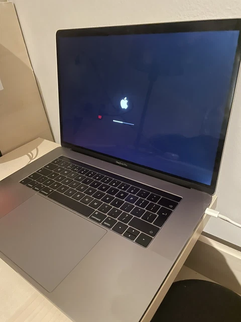 Apple MacBook Pro 15,4” silver 2017 TouchBar i7 3,1Ghz 16GB RAM 1TB SSD 6