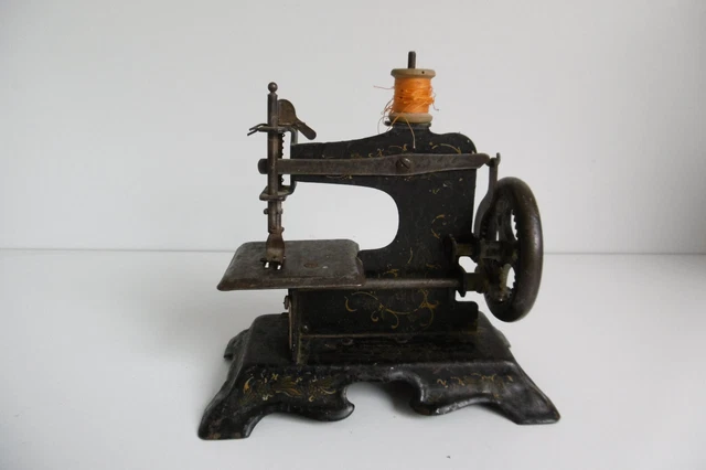 Ancienne Petite Machine à Coudre Jouet – H 13cm – Époque 1900 – Très Bon État