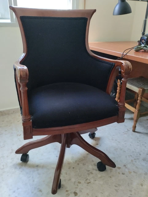 Sillon Época de Escritorio acabado en madera y giratorio en buen estado.