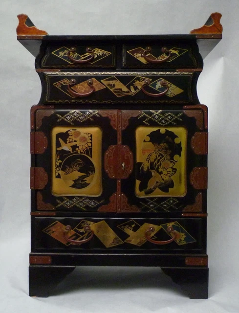 Cabinet en bois laqué richement décoré, Japon, période Meiji XIXème 10