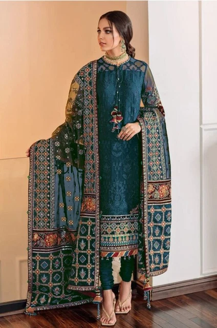 Un traje shalwar kameez paquistaní con Foto de stock 2115091364