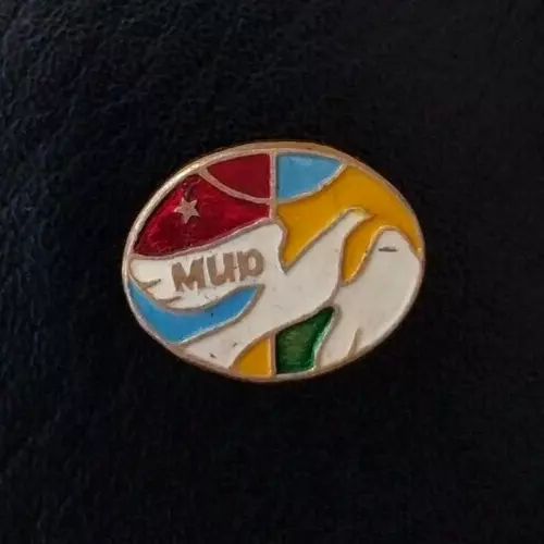 Dove Peace Communism Propaganda Soviet Pin Badge Pigeon Earth Globe USSR
