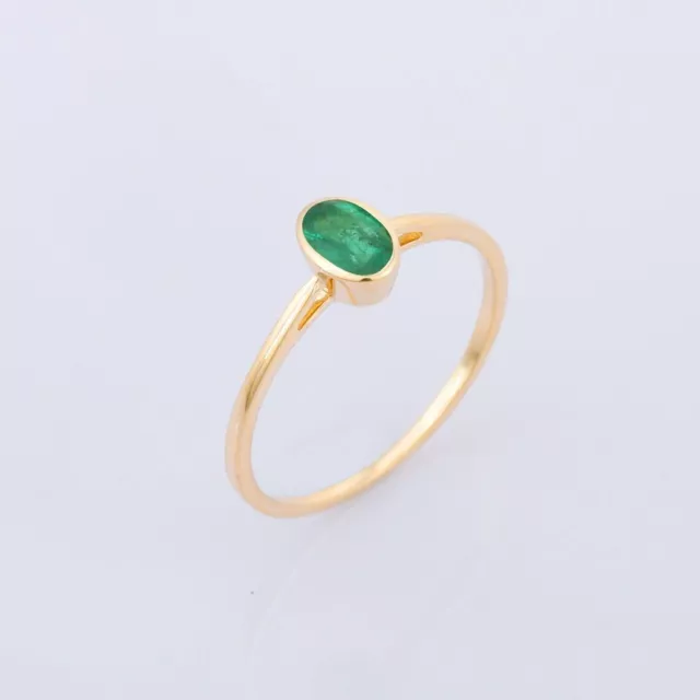 Anillo de aniversario de piedras preciosas de oro amarillo de 10 K verde natural esmeralda