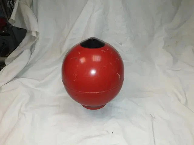 Vaso de expansión Pequeña bomba, color rojo usada, y de pequeña medida
