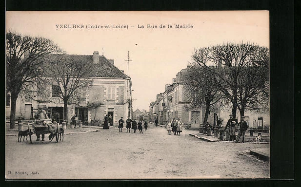 CPA Yzeures, La Rue de la Mairie