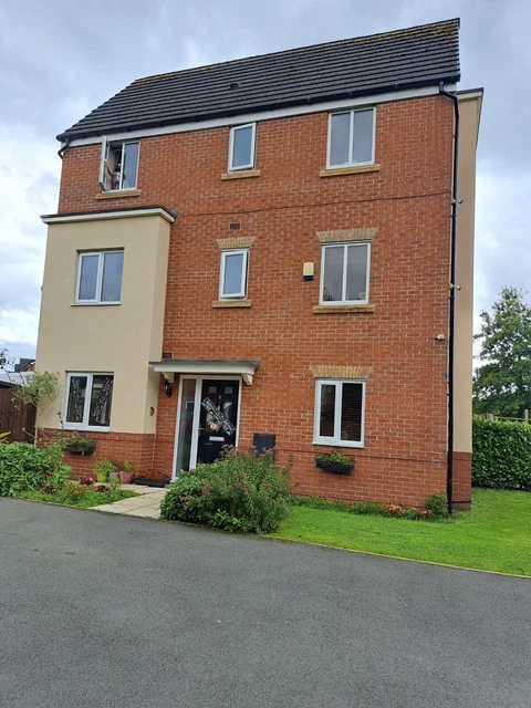 5 bedrooms semi detached house with massive gardens 5 bedrooms semi detached house with massive gardens