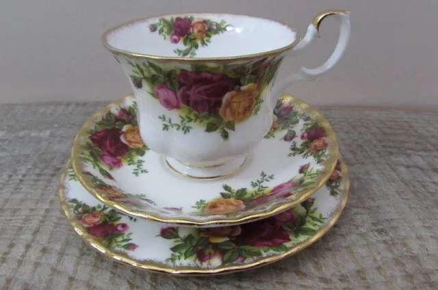 Royal Albert Old Country Roses Trio - Tea Cup, Saucer and Plate (636)