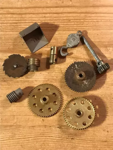 571a 10 x Vintage Meccano Mixed parts including gears