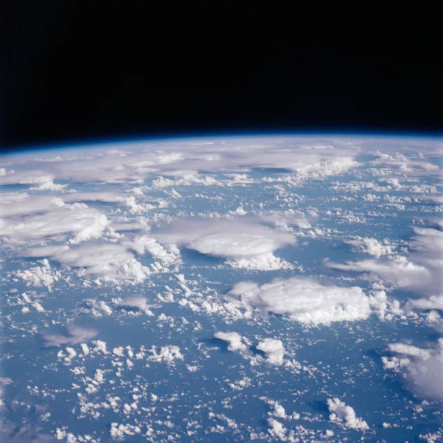 Photo Nasa - Apollo 7 - Vue sur la planète Terre nuages océan