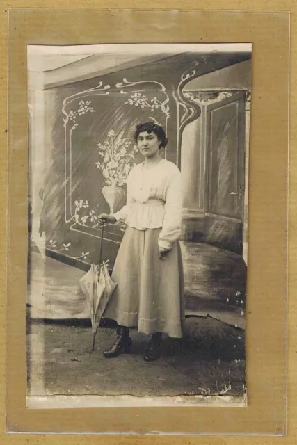 Carte Photo vintage card RPPC femme jupe parapluie mode fashion pz0144