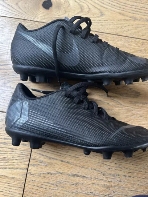 Boys Nike Black Football Studded Shoes Boots Size 2 Mercurial